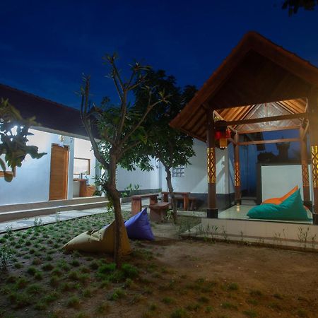 Lucky Hostel Batununggul Exterior photo