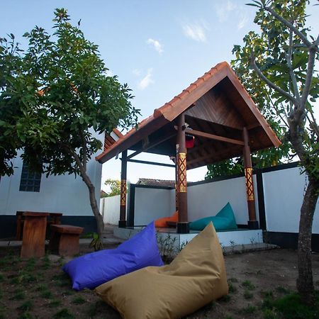 Lucky Hostel Batununggul Exterior photo