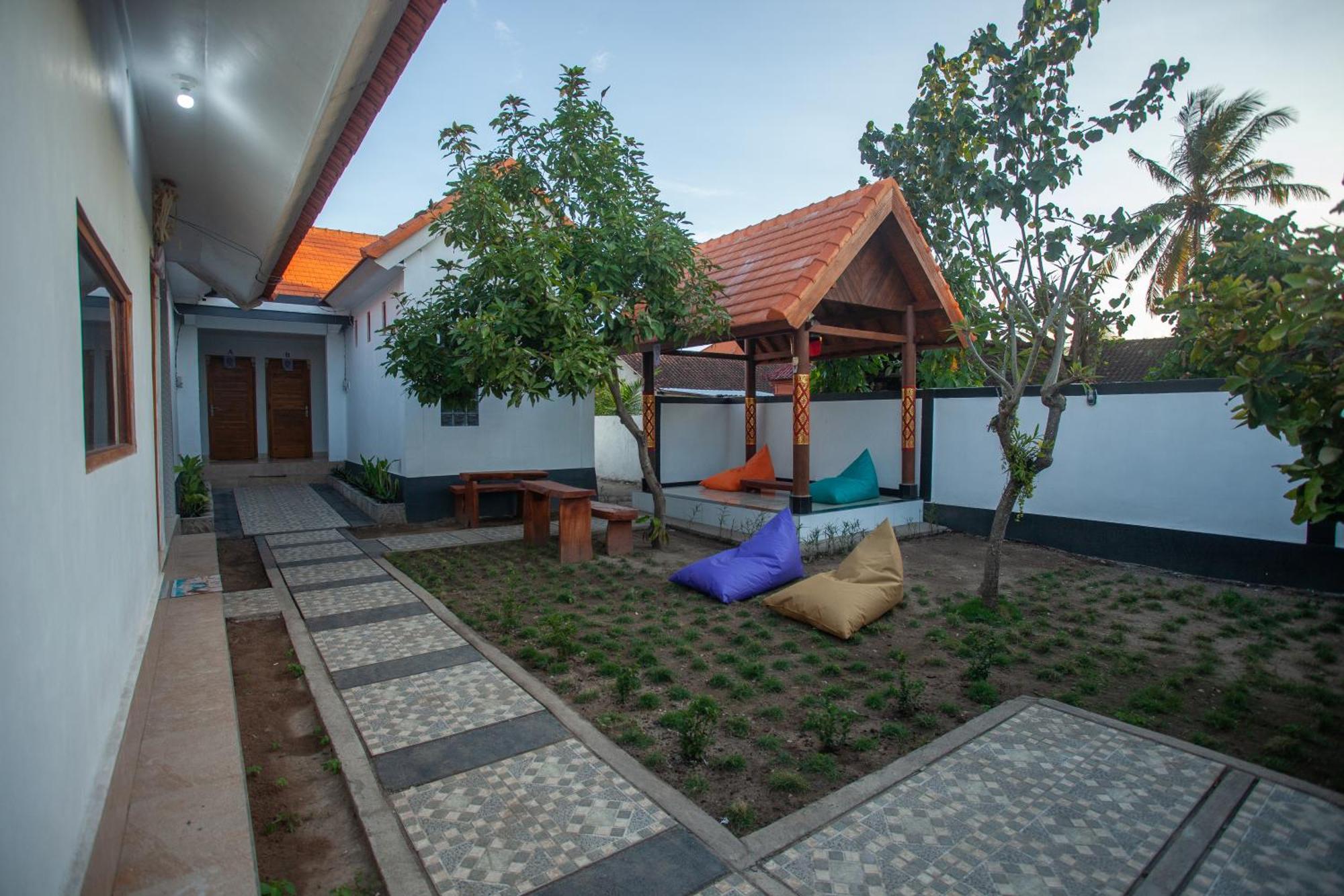 Lucky Hostel Batununggul Exterior photo