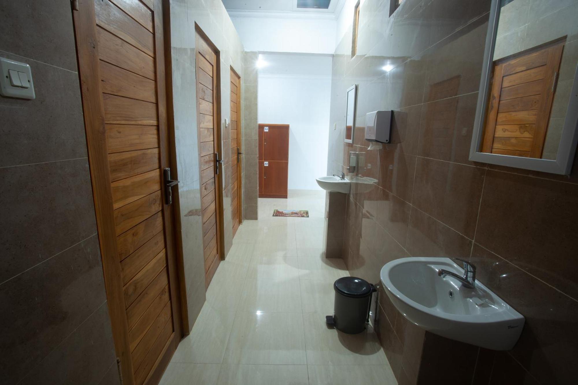 Lucky Hostel Batununggul Exterior photo