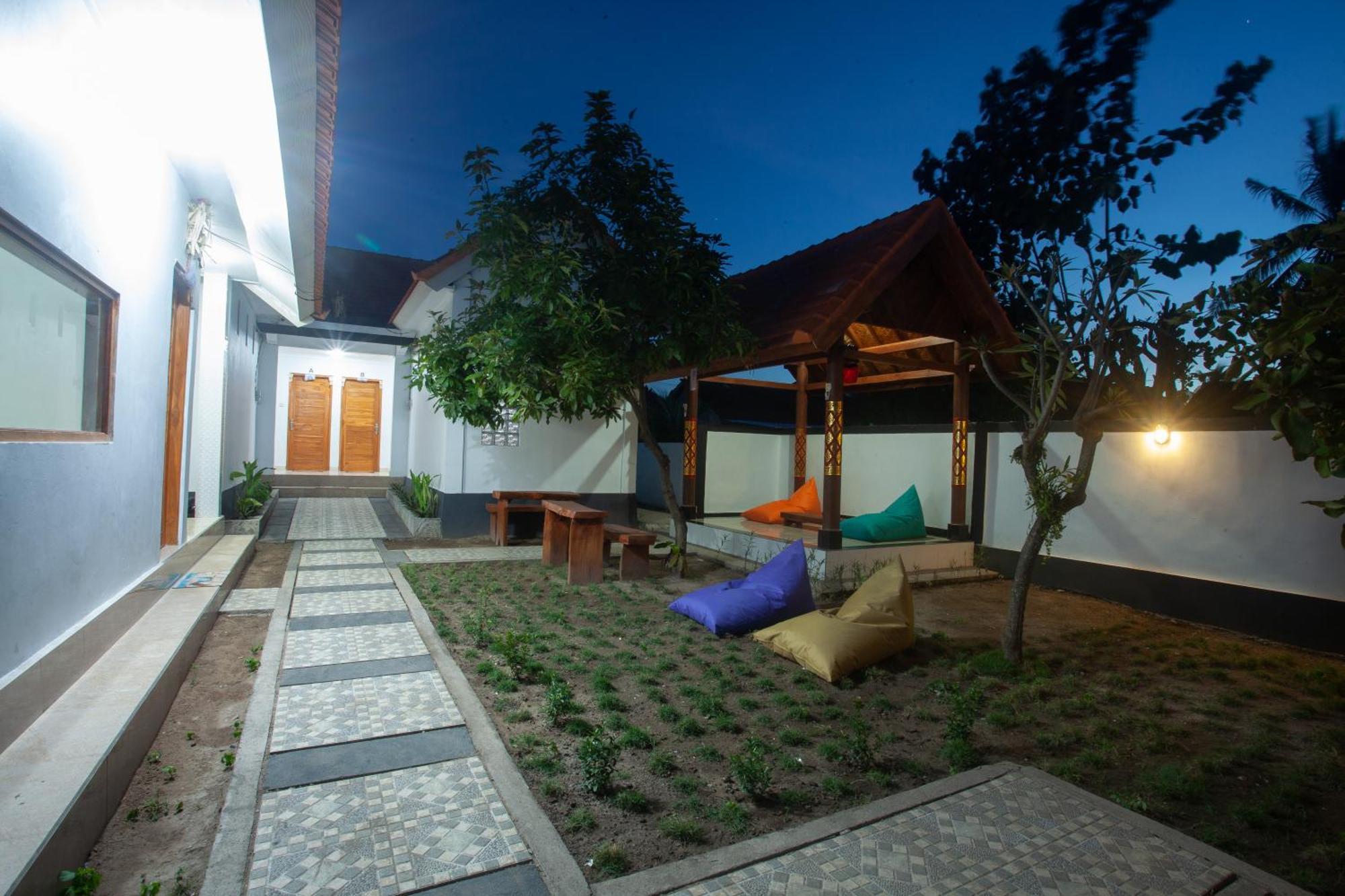 Lucky Hostel Batununggul Exterior photo