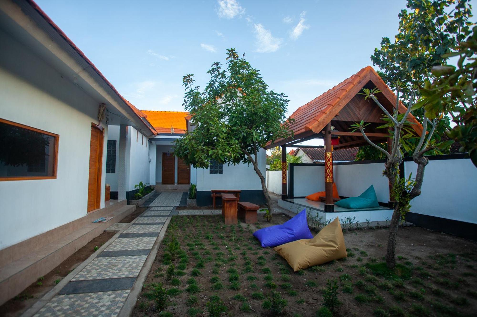 Lucky Hostel Batununggul Exterior photo