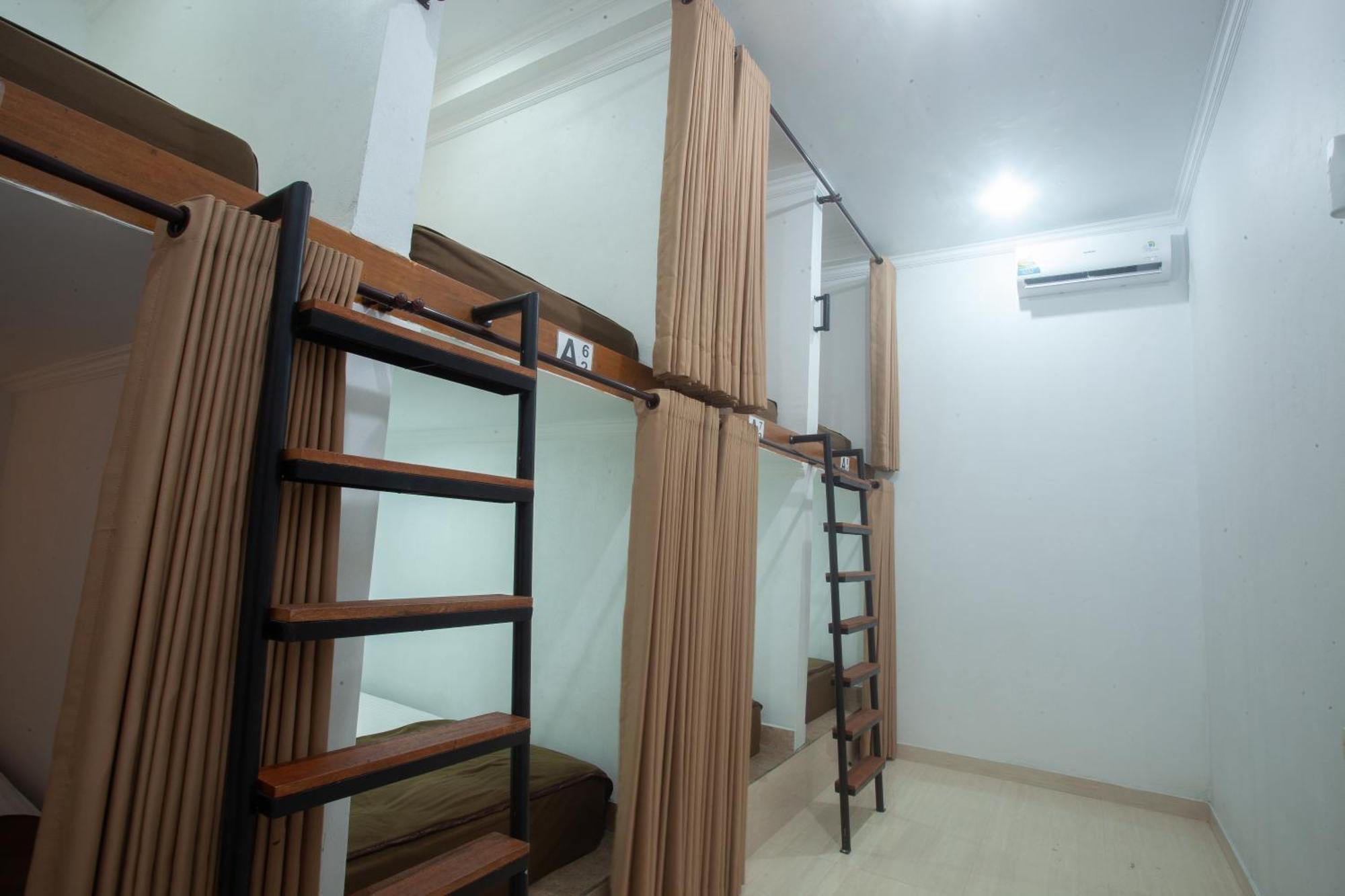 Lucky Hostel Batununggul Exterior photo