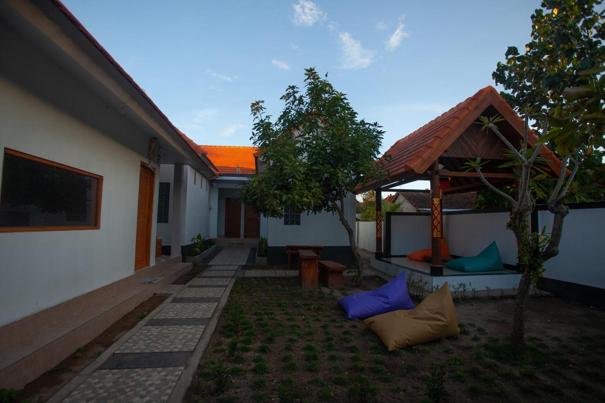 Lucky Hostel Batununggul Exterior photo