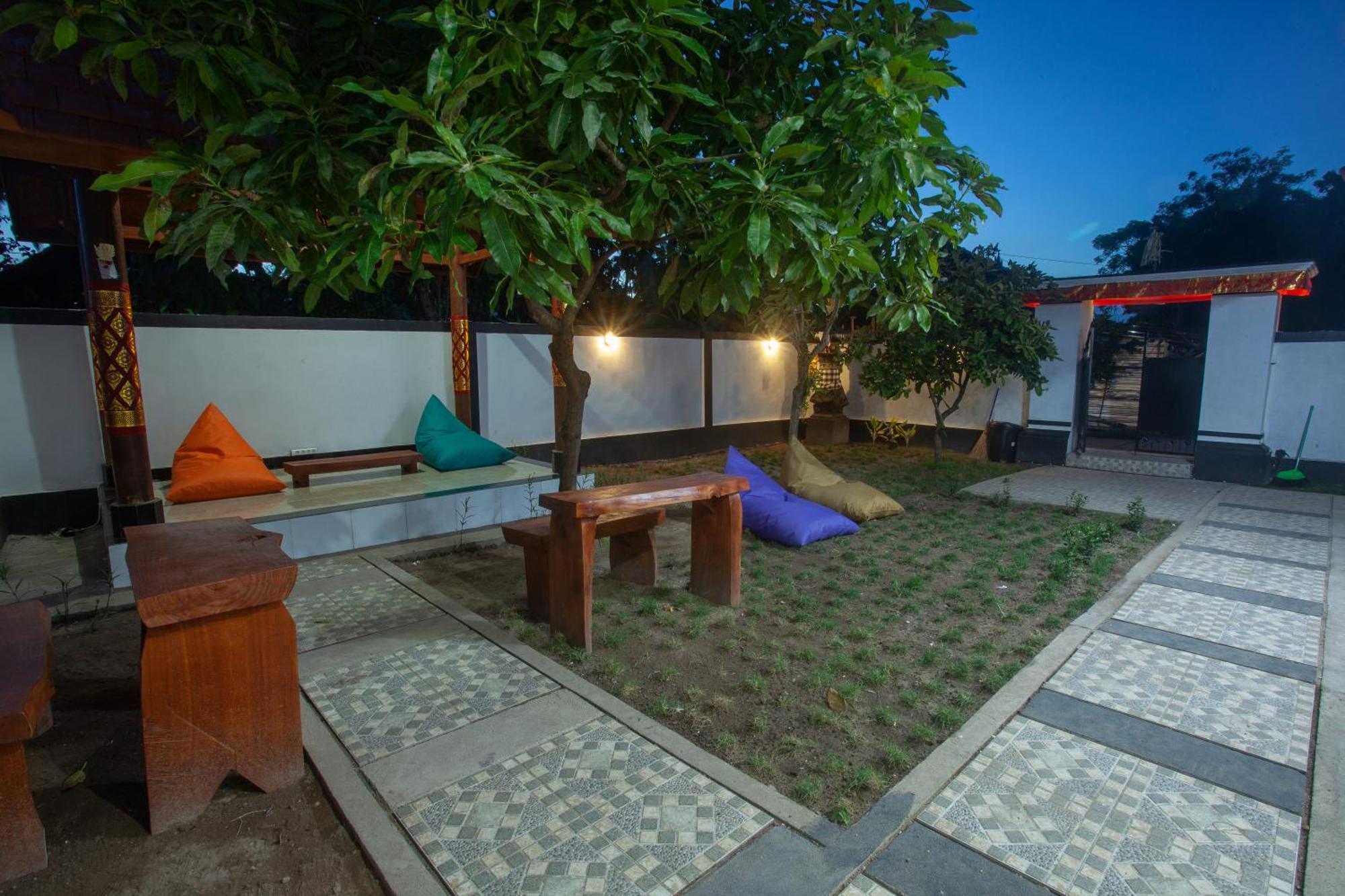 Lucky Hostel Batununggul Exterior photo