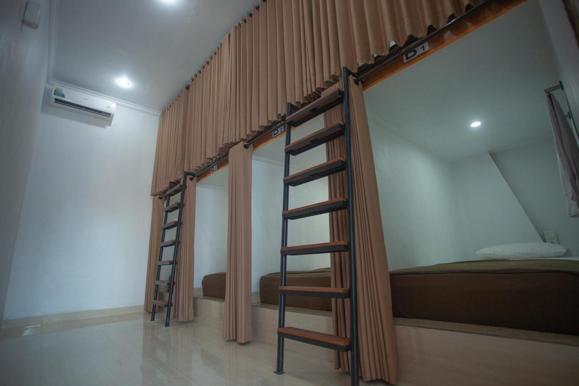 Lucky Hostel Batununggul Exterior photo