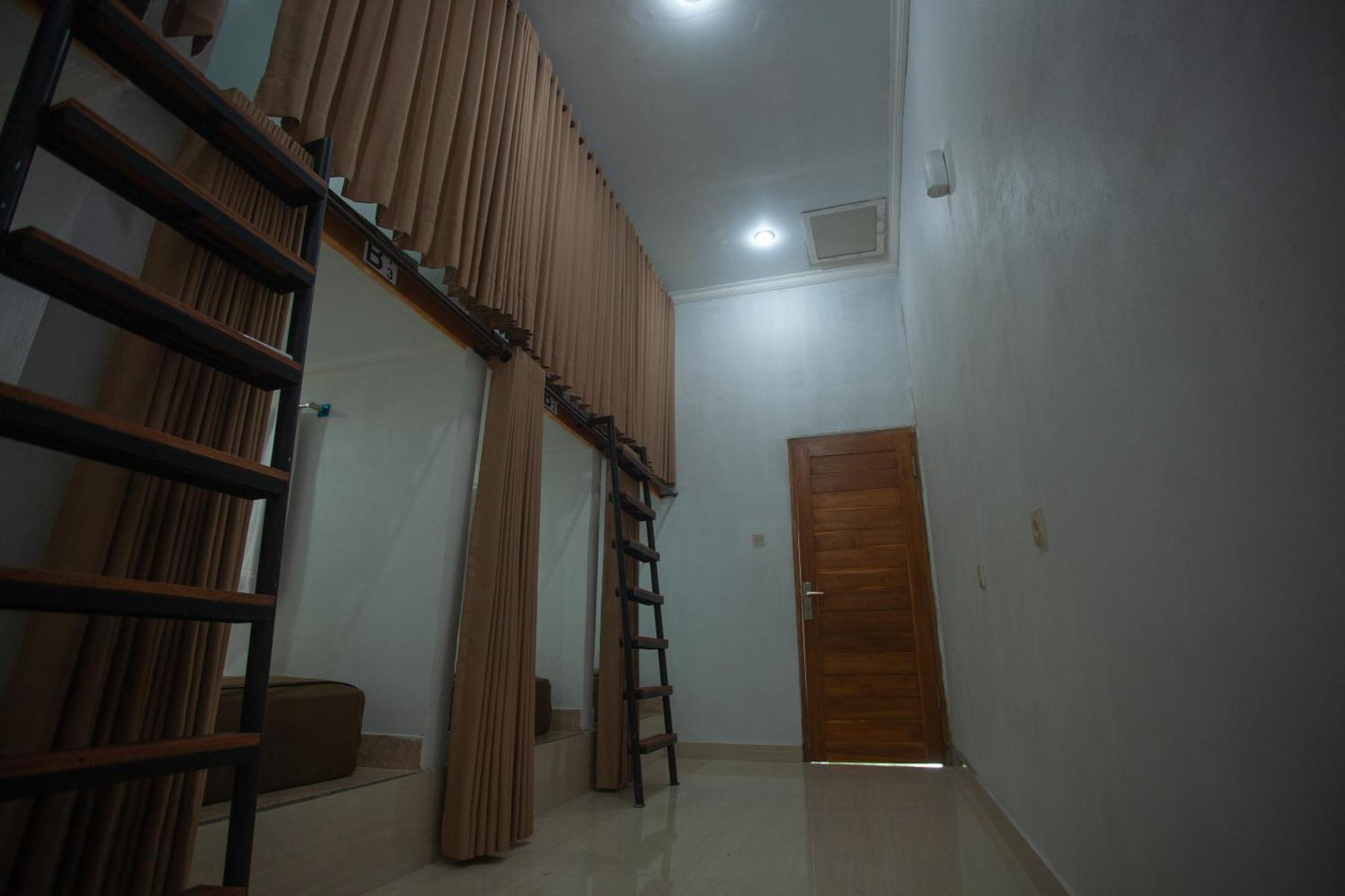 Lucky Hostel Batununggul Exterior photo