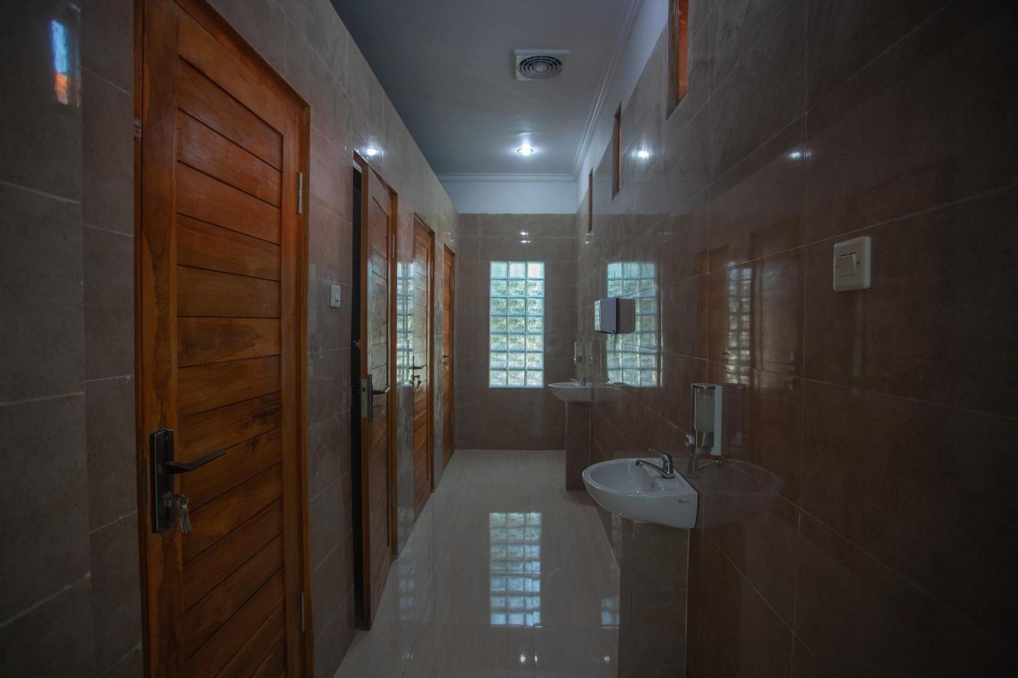 Lucky Hostel Batununggul Exterior photo