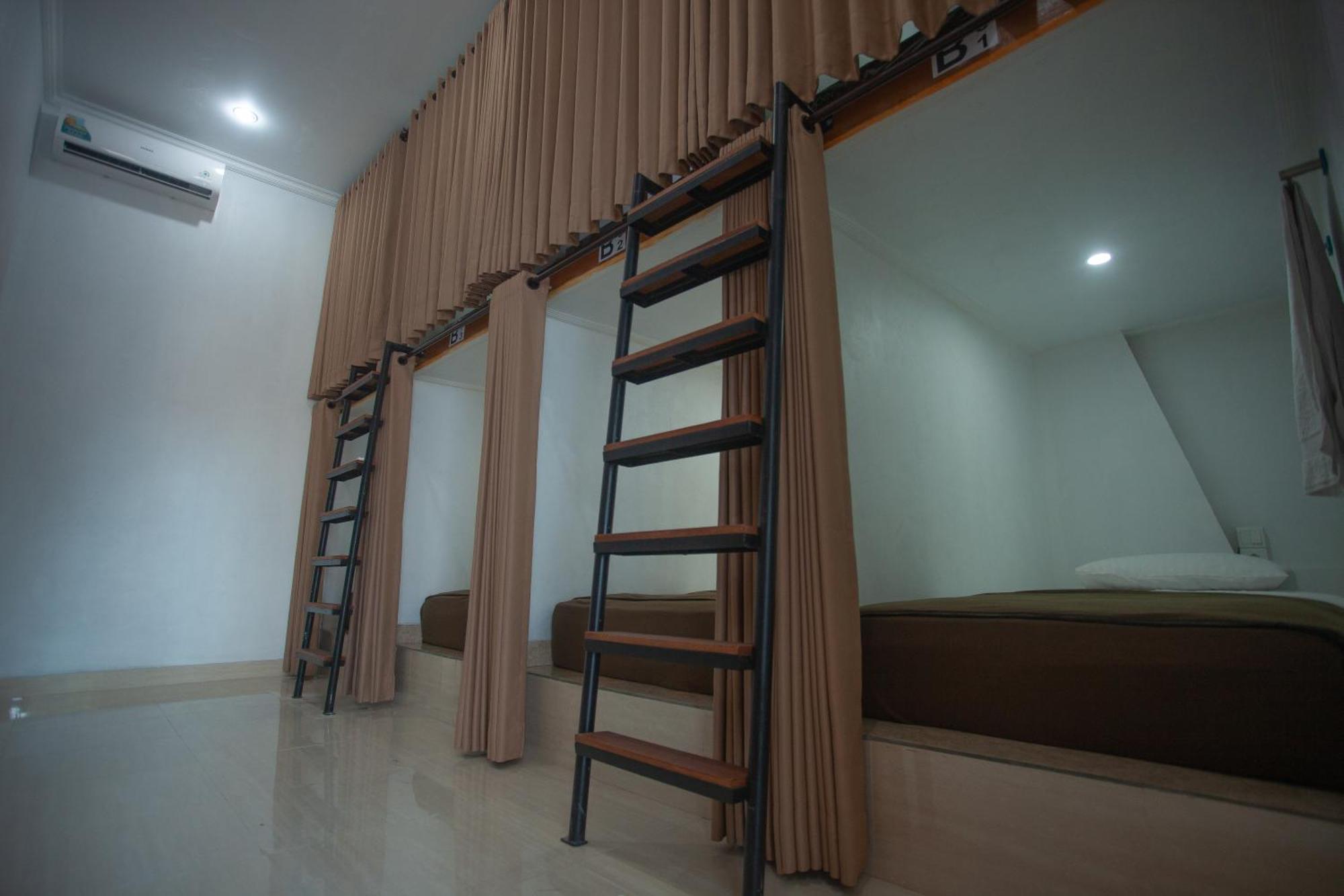 Lucky Hostel Batununggul Exterior photo