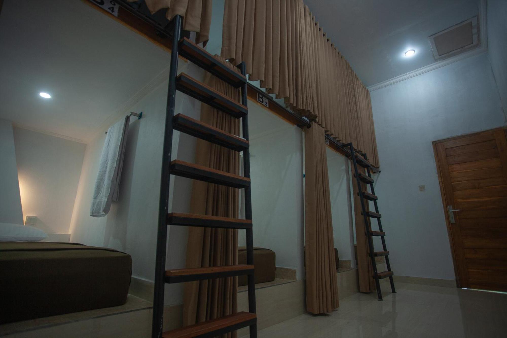 Lucky Hostel Batununggul Exterior photo
