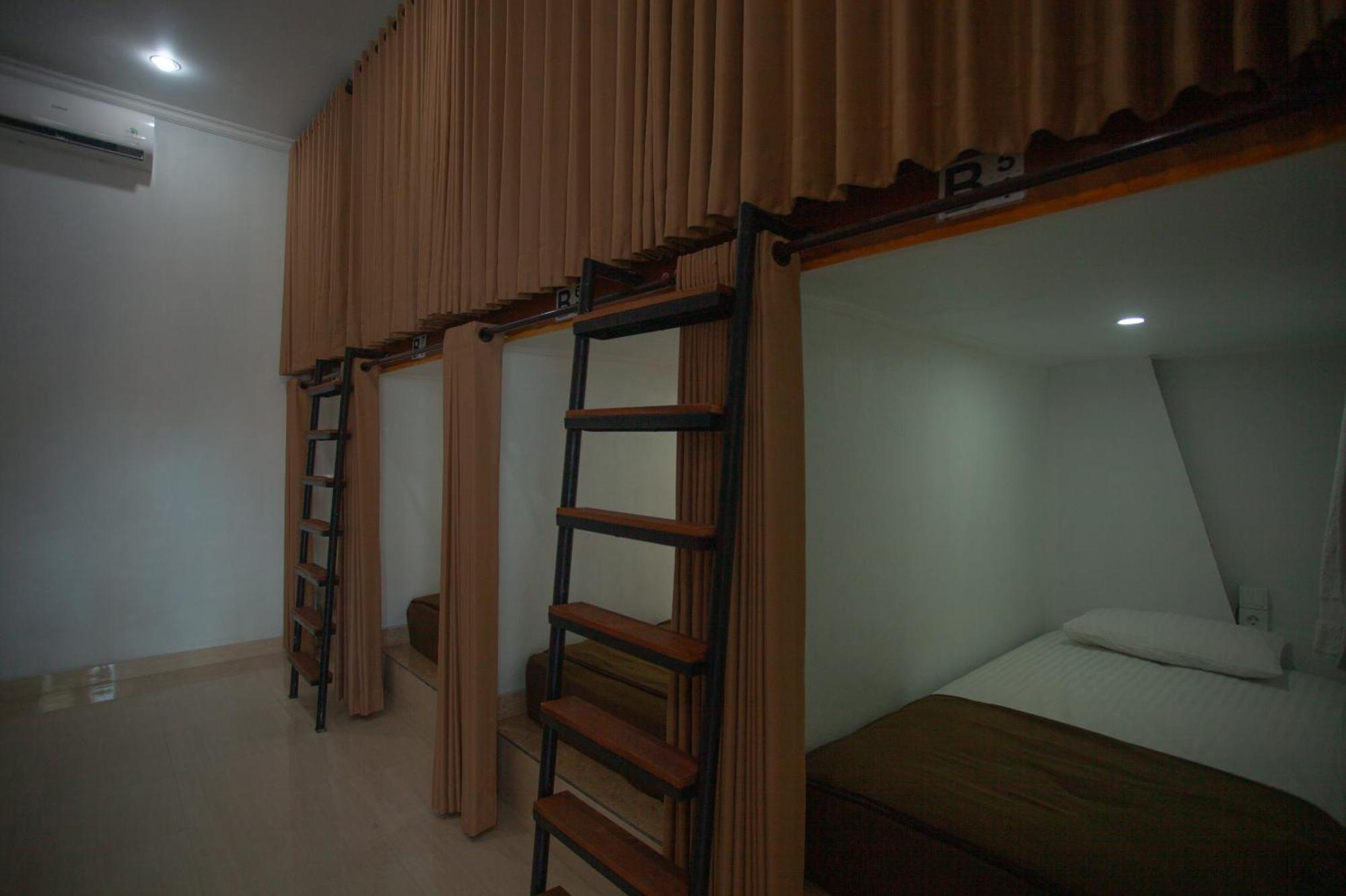 Lucky Hostel Batununggul Exterior photo