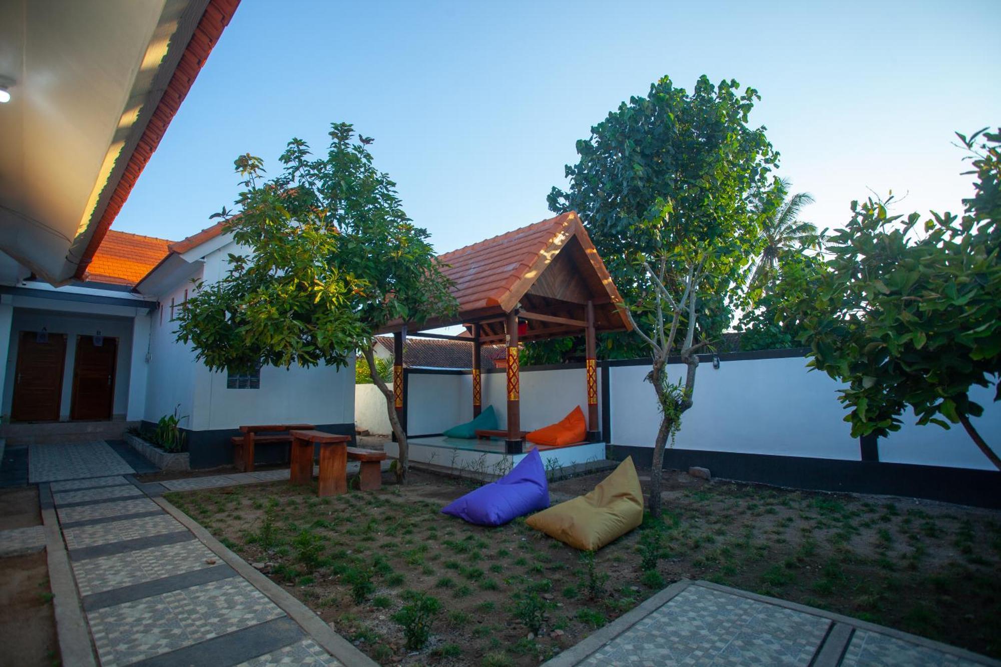 Lucky Hostel Batununggul Exterior photo