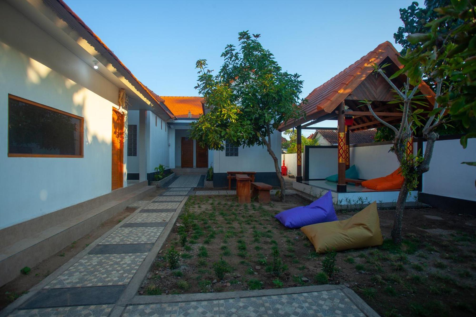 Lucky Hostel Batununggul Exterior photo
