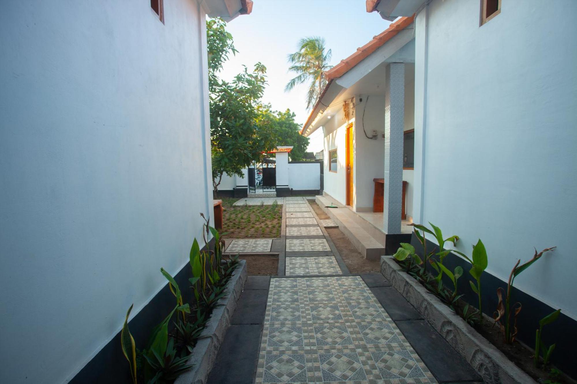 Lucky Hostel Batununggul Exterior photo