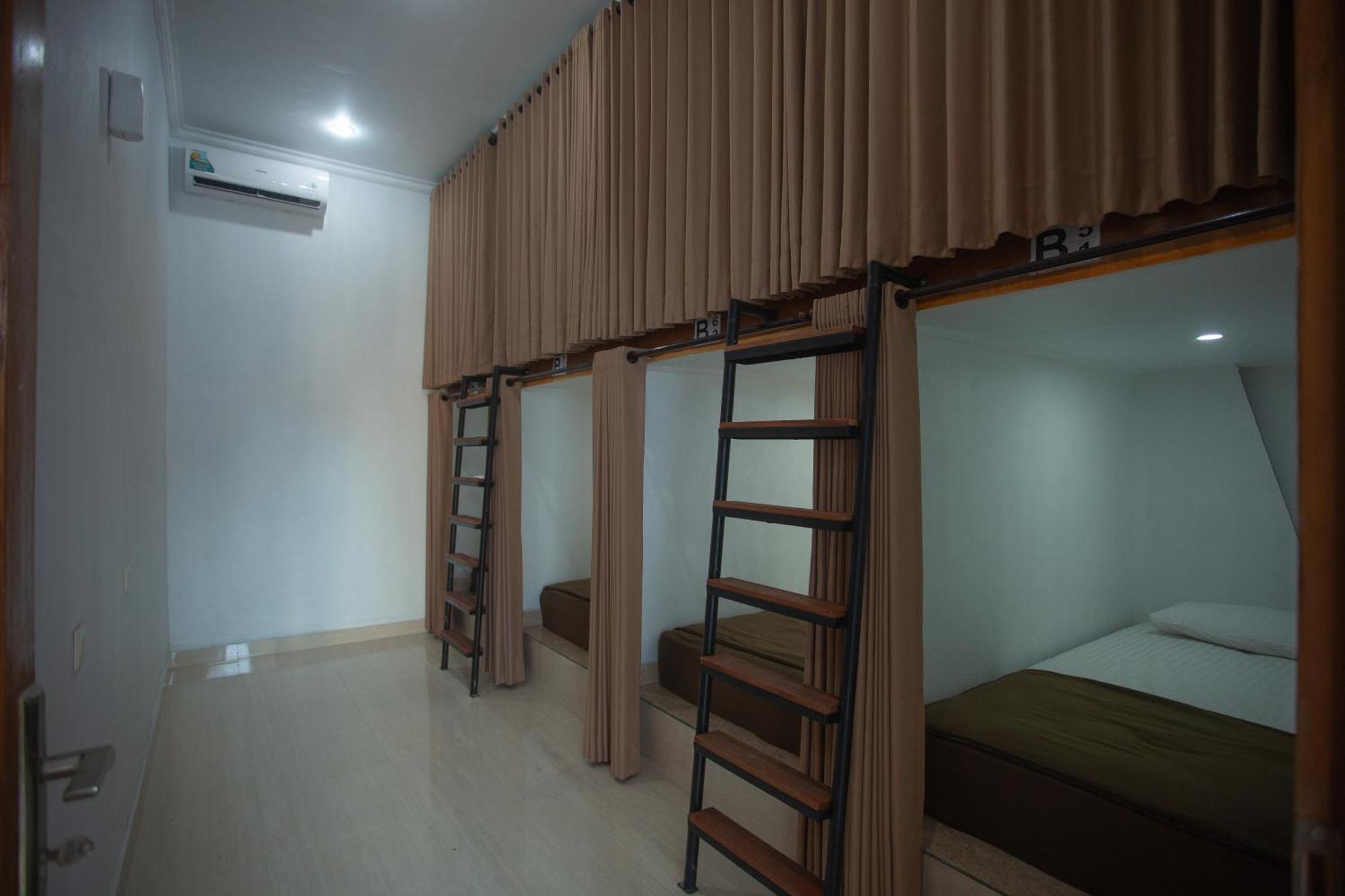Lucky Hostel Batununggul Exterior photo